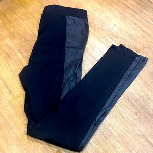 Ci Sono Women’s Legging with Faux Leather Side Panels. Size Large.